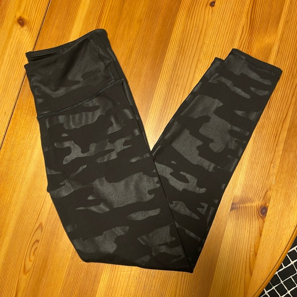 Old Navy Active Size Medium Elevate 7/8 Camo Skater Legging